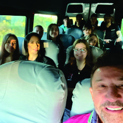 Viajem de ônibus para campeonato de artes marciais