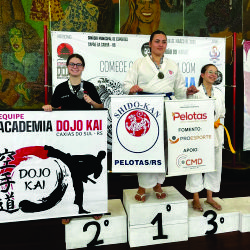 Dojokai Atleta Feminina no podium em segundo lugar